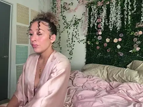 Snapshot of LyraCovee chatting on 7, 6, 2026 LyraCovee online show from 7, 6, 2026