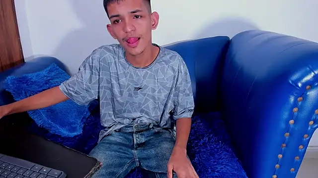 Snapshot of littlecum18 chatting on 24, 6, 2026 littlecum18 online show from 24, 6, 2026