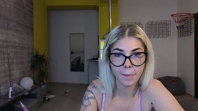 Snapshot of Sarahcamsx chatting on 18, 6, 2026 Sarahcamsx online show from 18, 6, 2026