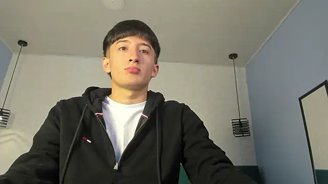 Snapshot of alejo_leon chatting on 19, 6, 2026 alejo leon online show from 19, 6, 2026