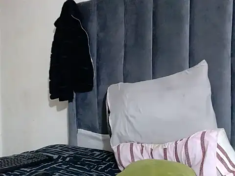 creamyslender23 online show from 25, 6, 2026