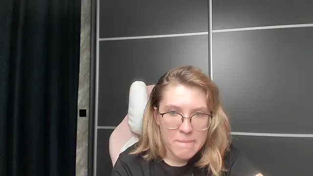 Reginasmilee online show from 25, 1, 2025