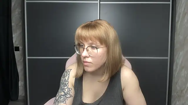Reginasmilee online show from 30, 1, 2025