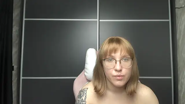 Reginasmilee online show from 30, 1, 2025