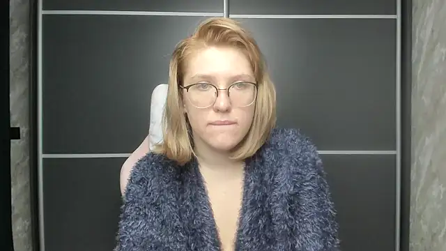 Reginasmilee online show from 1, 2, 2025