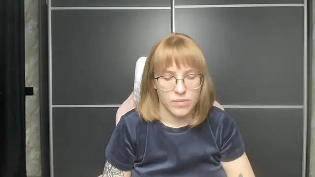 Reginasmilee online show from 1, 2, 2025