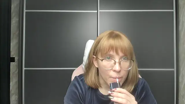 Reginasmilee online show from 1, 2, 2025