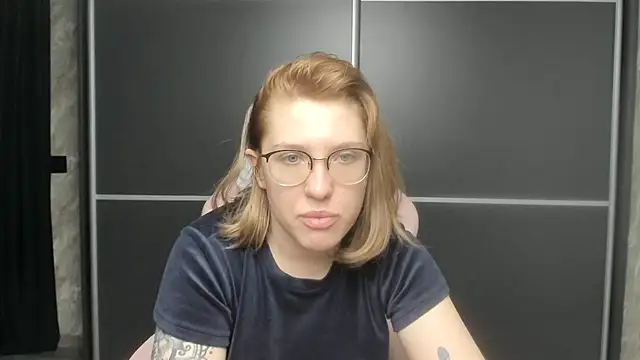 Reginasmilee online show from 3, 2, 2025