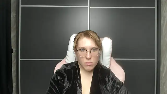 Reginasmilee online show from 4, 2, 2025