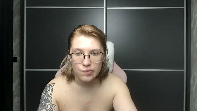 Reginasmilee online show from 5, 2, 2025