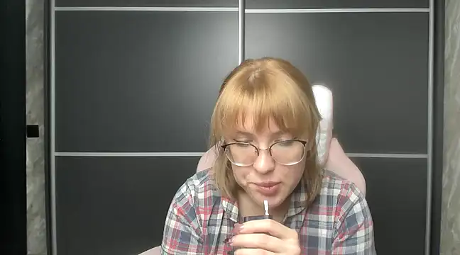 Reginasmilee online show from 7, 2, 2025