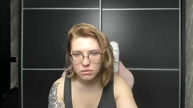 Reginasmilee online show from 10, 2, 2025