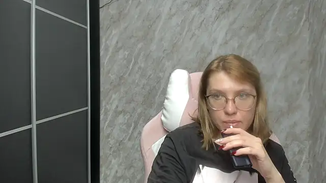 Reginasmilee online show from 21, 2, 2025