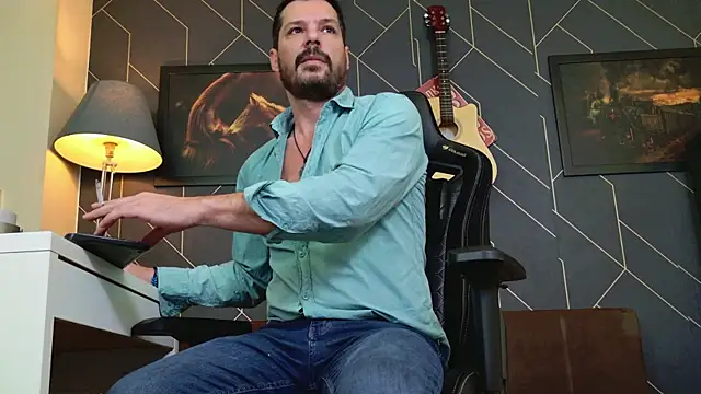 Snapshot of ChrisKox chatting on 18, 12, 2025 ChrisKox online show from 18, 12, 2025