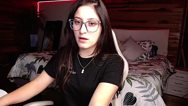 Snapshot of IsabelaGomez chatting on 8, 12, 2024 IsabelaGomez online show from 8, 12, 2024