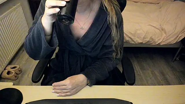 minoesje37 online show from 4, 2, 2025