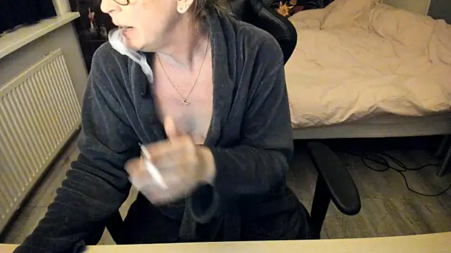 minoesje37 online show from 9, 2, 2025