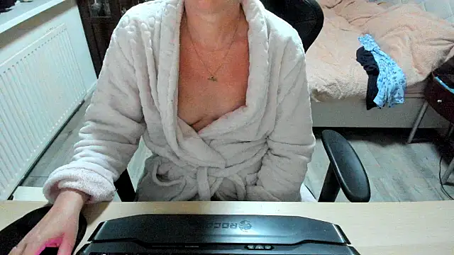 minoesje37 online show from 11, 3, 2025