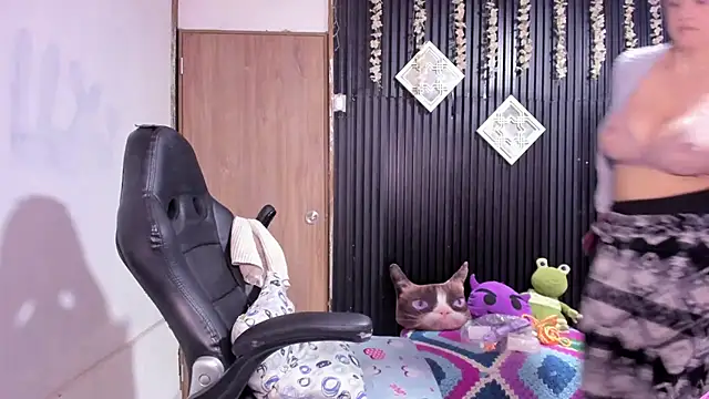 Snapshot of lalanaughty chatting on 4, 4, 2026 lalanaughty online show from 4, 4, 2026