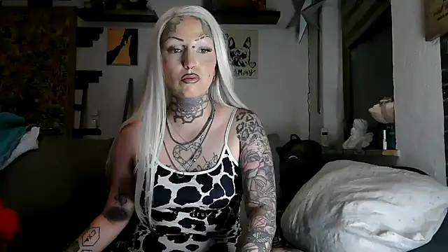 Snapshot of RoxxyInk chatting on 1, 7, 2026 RoxxyInk online show from 1, 7, 2026