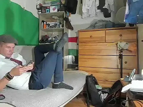 Snapshot of viraglaci18@xh chatting on 8, 10, 2025 viraglaci18xh online show from 8, 10, 2025