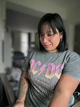 Snapshot of DannaaMeliza chatting on 5, 1, 2025 DannaaMeliza online show from 5, 1, 2025