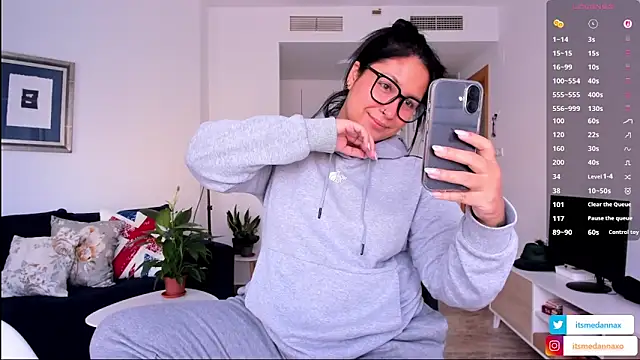 Snapshot of DannaaMeliza chatting on 14, 11, 2025 DannaaMeliza online show from 14, 11, 2025