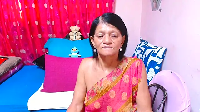 Snapshot of SLUTTYROXY chatting on 5, 4, 2026 SLUTTYROXY online show from 5, 4, 2026