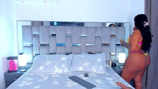 Snapshot of Cammiila chatting on 18, 12, 2025 Cammiila online show from 18, 12, 2025