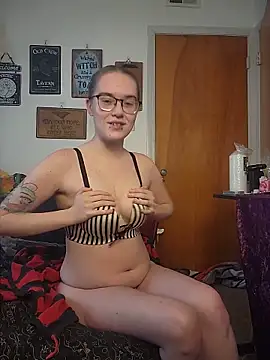 Snapshot of Izzy_Hellbourne chatting on 1, 6, 2026 Izzy Hellbourne online show from 1, 6, 2026