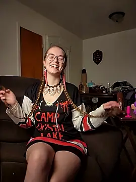 Izzy Hellbourne online show from 5, 6, 2026