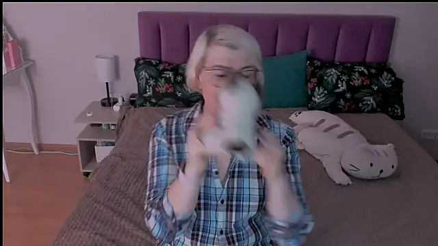 sabrinamacmarren online show from 3, 3, 2025