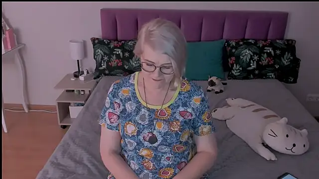 sabrinamacmarren online show from 5, 3, 2025