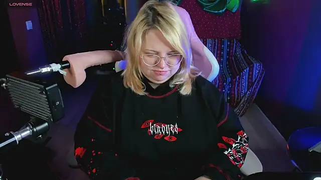 Yoki Shizuko online show from 22, 12, 2025