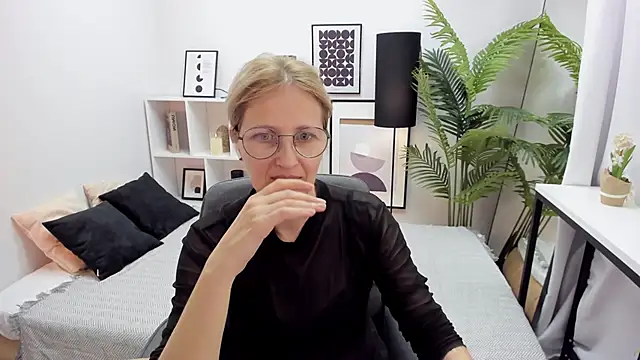 Snapshot of Paris_Cherry chatting on 14, 10, 2025 Paris Cherry online show from 14, 10, 2025