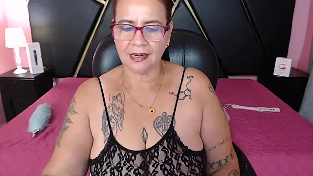 Snapshot of laura_riley chatting on 31, 1, 2025 laura riley online show from 31, 1, 2025