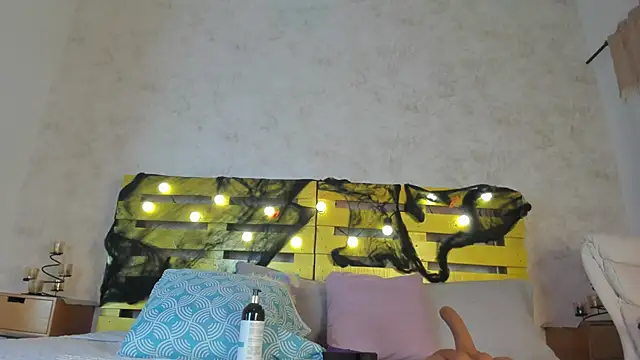 Snapshot of cristinapuerta_ chatting on 21, 10, 2025 cristinapuerta  online show from 21, 10, 2025