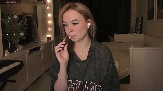 Snapshot of MaryDreaminess chatting on 5, 1, 2025 MaryDreaminess online show from 5, 1, 2025