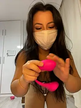 White-Petite online show from 21, 7, 2026