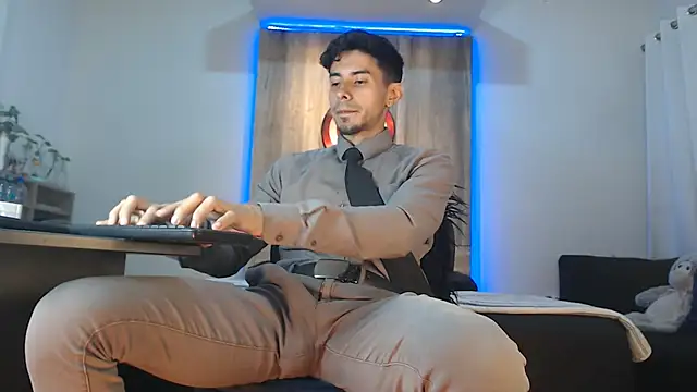 Snapshot of Andrew_4_ chatting on 8, 11, 2025 Andrew 4 online show from 8, 11, 2025