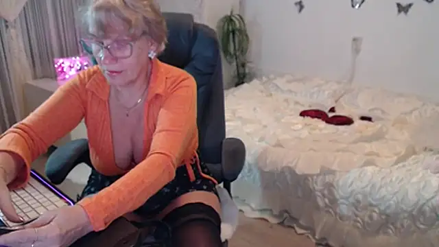 Snapshot of Ghertrude52 chatting on 24, 10, 2025 Ghertrude52 online show from 24, 10, 2025