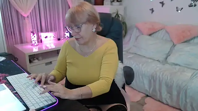 Snapshot of Ghertrude52 chatting on 10, 11, 2025 Ghertrude52 online show from 10, 11, 2025