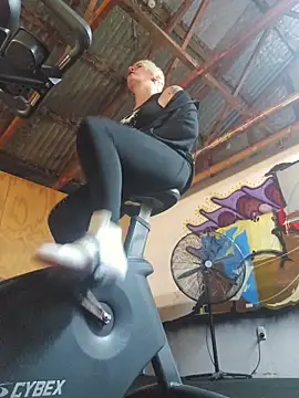 Snapshot of PinkTheHawk chatting on 30, 10, 2025 PinkTheHawk online show from 30, 10, 2025