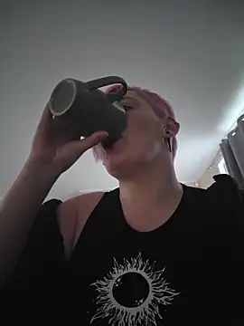 Snapshot of PinkTheHawk chatting on 30, 5, 2026 PinkTheHawk online show from 30, 5, 2026