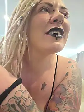 Snapshot of PinkTheHawk chatting on 5, 7, 2026 PinkTheHawk online show from 5, 7, 2026