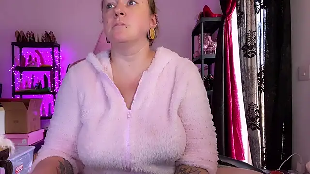 kisicaxx online show from 17, 11, 2025