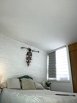 Snapshot of hollythomson chatting on 19, 11, 2025 hollythomson online show from 19, 11, 2025