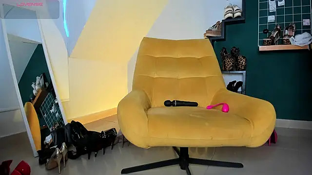 Ashley leon  online show from 26, 6, 2026