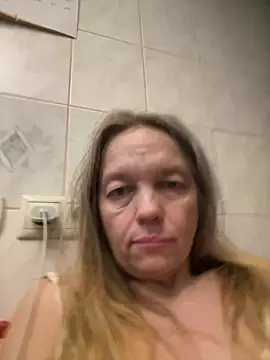 Snapshot of Susanel chatting on 4, 12, 2025 Susanel online show from 4, 12, 2025