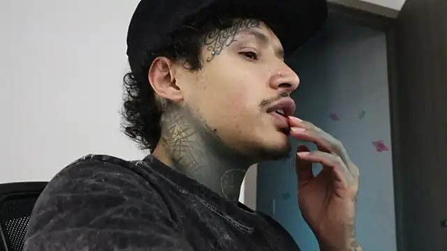 Snapshot of trieone chatting on 13, 10, 2025 trieone online show from 13, 10, 2025